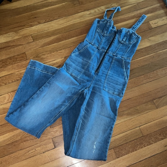 Alice + Olivia Lovetta Denim Wide-Leg Jumpsuit - Monterey Blue - Picture 7 of 11